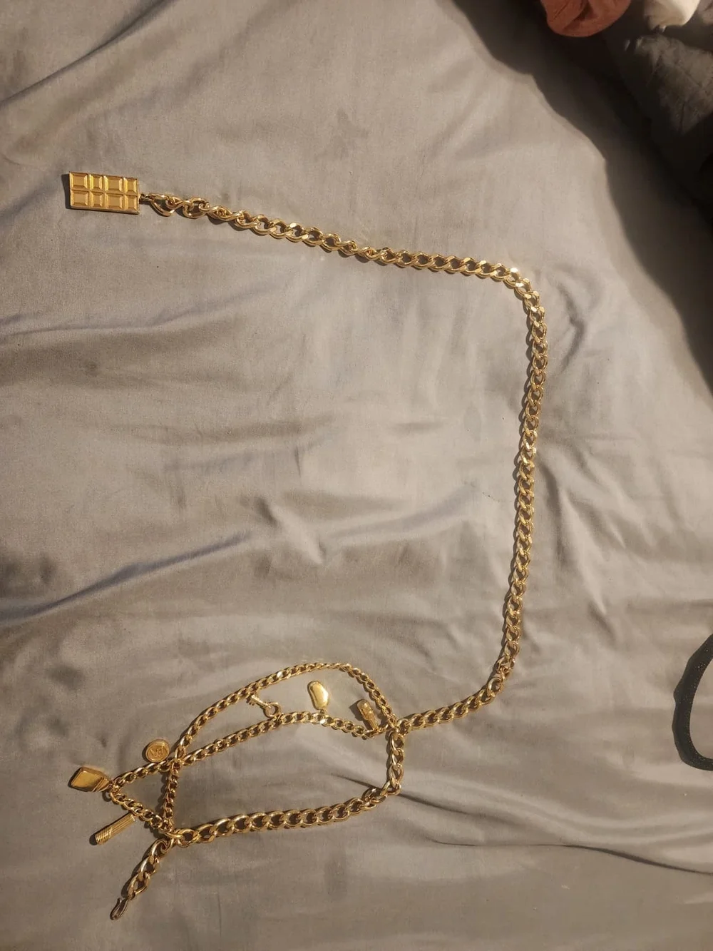 vintage 1980s Elizabeth Arden gold-tone charm belt features a thick Cuban link